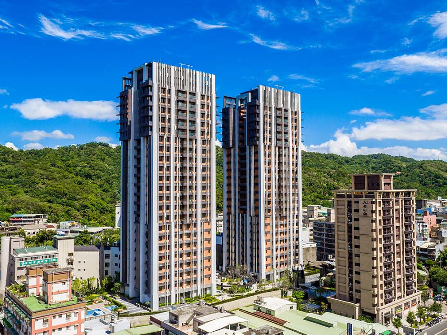 長虹建設首次將台北豪宅規劃移師鶯歌，「長虹陶都」為鶯歌最高建築地標。 